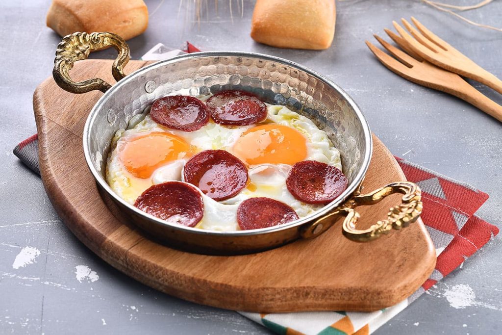 Sucuklu yumurta